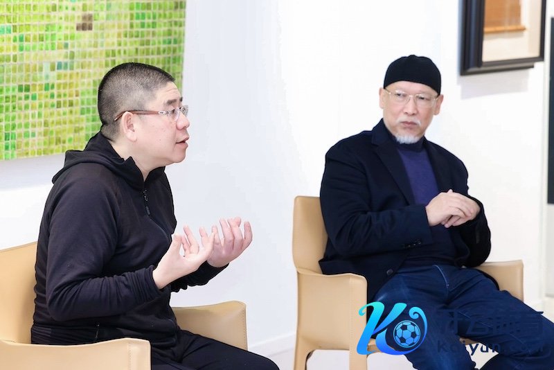 艺术家张恩利(右）对话学者尤永（左）。受访东谈主供图